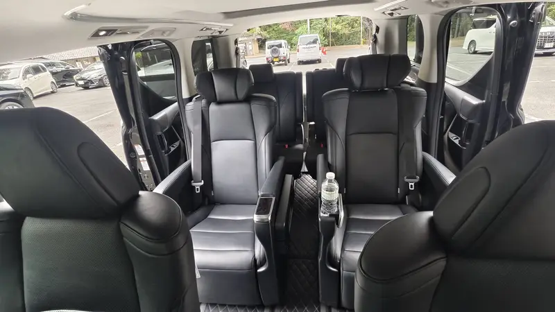 Alphard 第二排獨立皮椅與第三排座椅