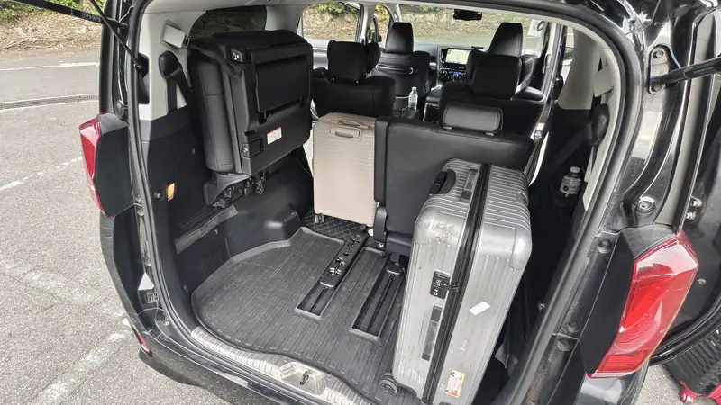 Alphard 第三排折疊後的行李空間（後門視角）