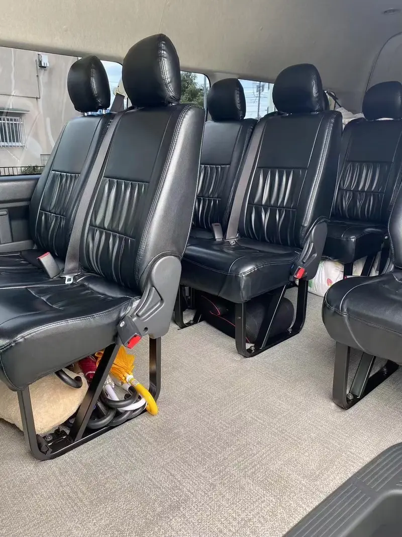 Hiace 14座車內全景
