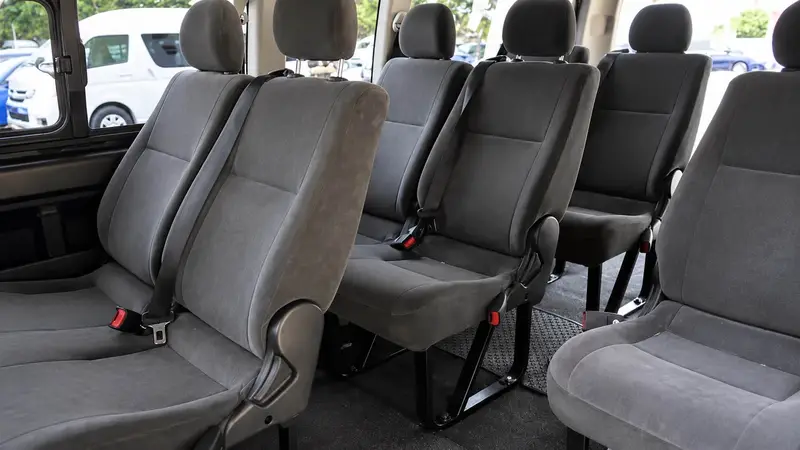 Hiace 14座車門口