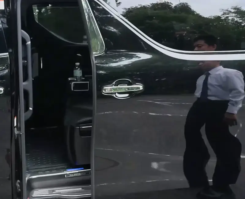 司機開啟 Alphard 滑門迎接（實拍）