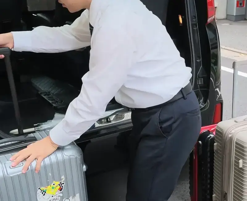 司機協助搬運行李（實拍）