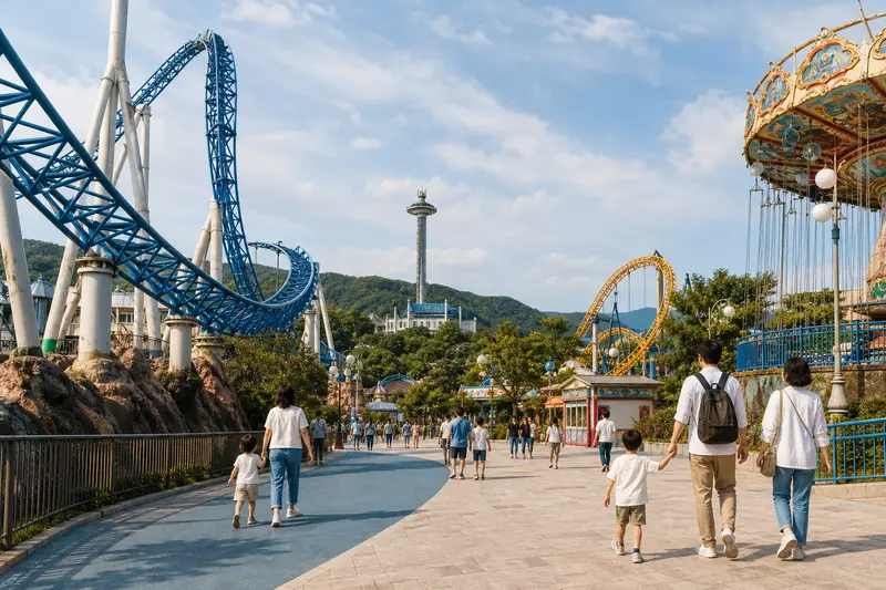 樂天世界釜山適合喜歡遊樂設施的親子家庭安排半日到一日遊。