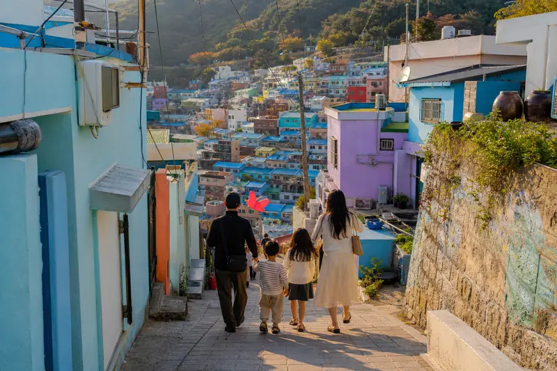 甘川洞文化村有彩色山城風景，但親子同行需留意坡道與階梯。
