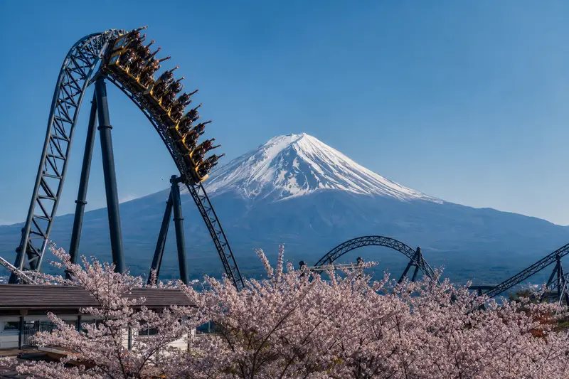 2026 富士急 Highland 全攻略｜四大雲霄飛車、湯瑪士小鎮、麗莎與卡斯柏與包車路線