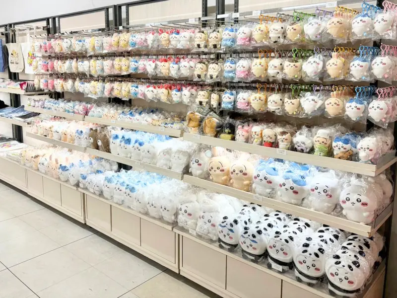 吉伊卡哇周邊商品陳列櫃，玩偶與文具排列整齊