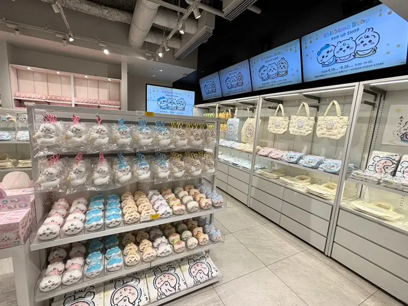 羽田機場出發大廳的期間限定商店，旅客在櫃位前選購商品