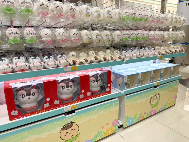 電影周邊快閃店的商品陳列櫃，擺滿人魚主題吉伊卡哇周邊