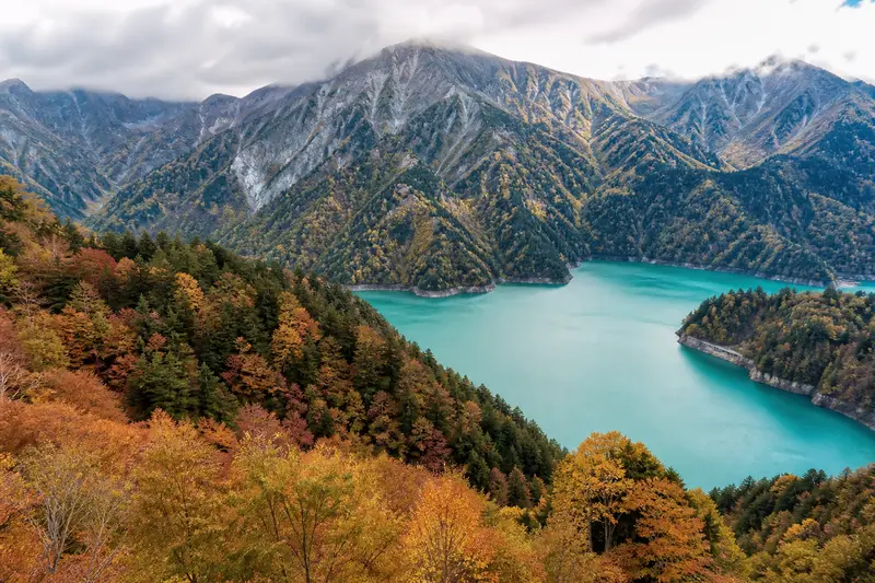 立山黑部大觀峰俯瞰紅葉與黑部湖
