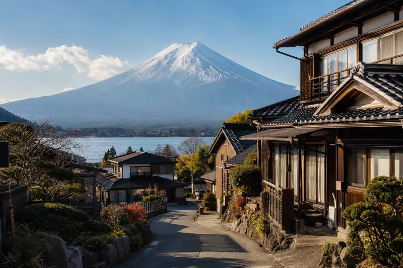 河口湖北端寧靜湖畔聚落與富士山