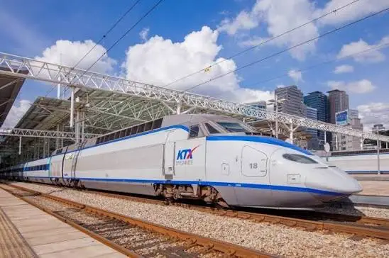 KTX 與 SRT 高速列車並列，月台指標清晰