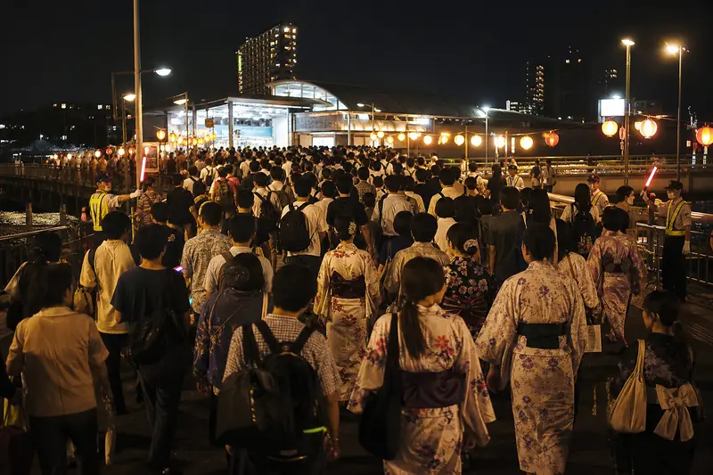 長岡花火散場後觀眾依照動線步行前往車站。