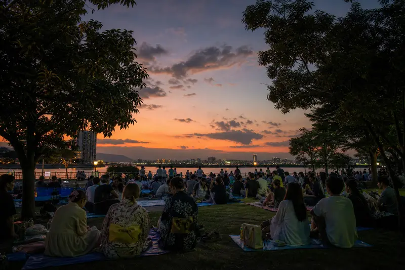 仙台西公園周邊傍晚聚集觀賞煙火的人潮與開闊天空。