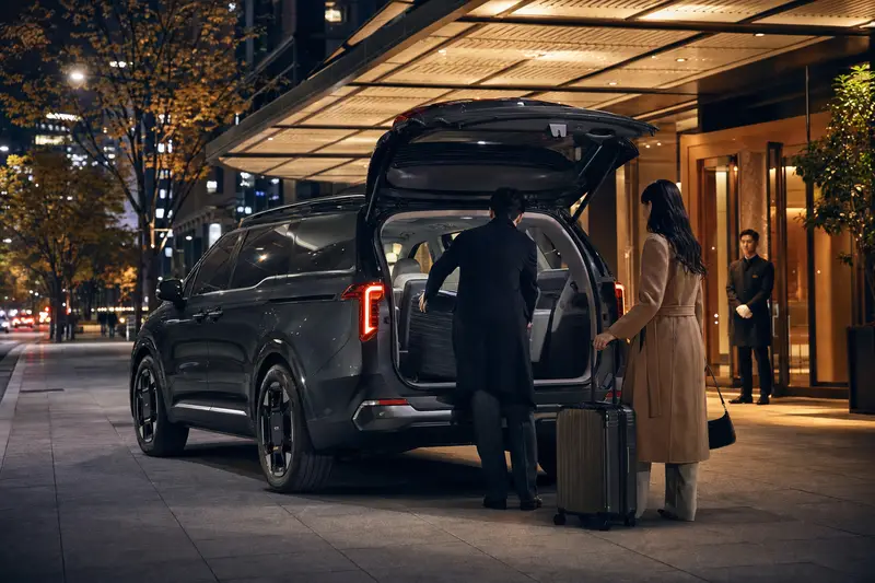 首爾飯店門口 KIA Carnival 包車與旅客上行李