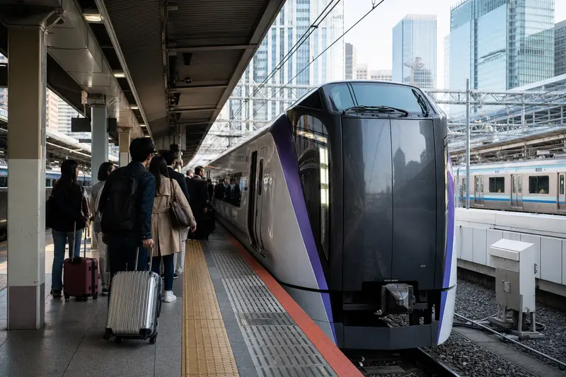 新宿月台特急列車進站旅客準備上車