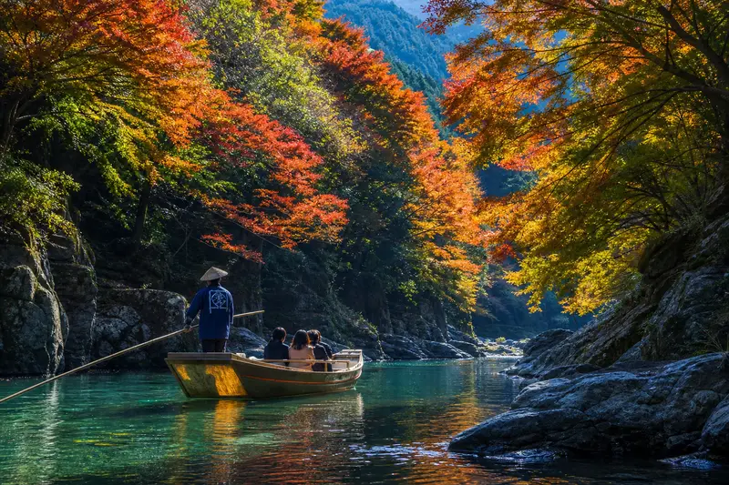長瀞川下り和船與兩岸紅葉