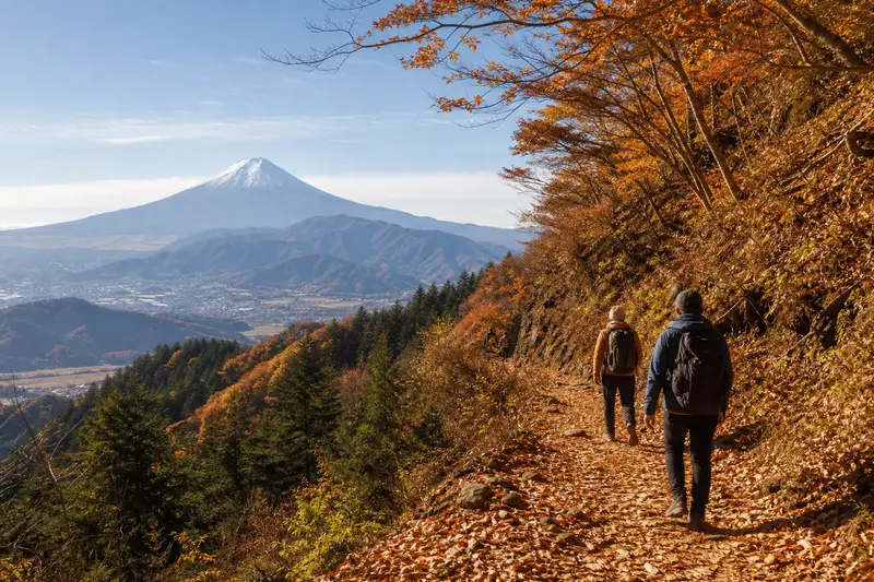 高尾山登山步道紅葉與遠方富士山