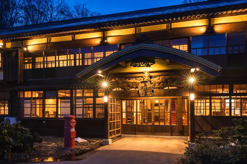 蔦溫泉旅館大正七年建造的木造本館外觀與秋日紅葉