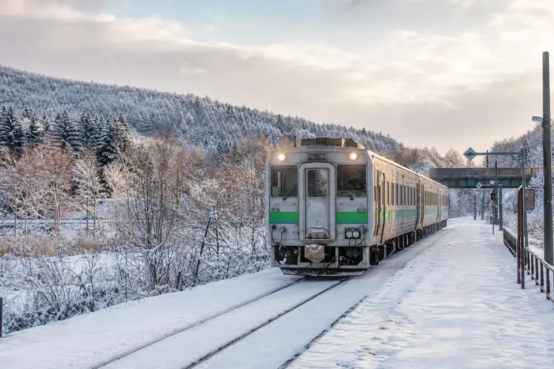 日本北方雪地中行駛的冬季鐵道列車