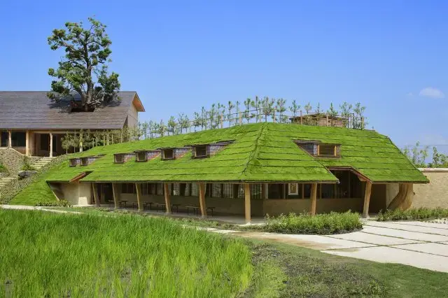La Collina 近江八幡草屋頂建築與甜點示意