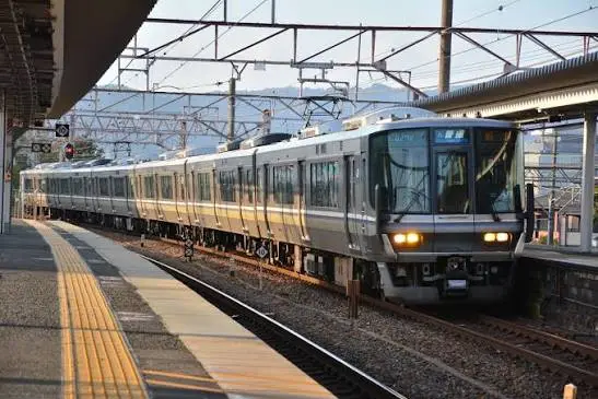 JR 琵琶湖線新快速電車與守山站示意