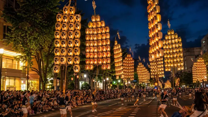 秋田竿燈祭竿燈大通整排竿燈夜景