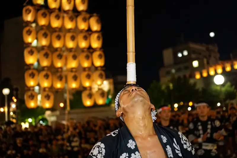 秋田竿燈祭表演者用額頭平衡竿燈特寫