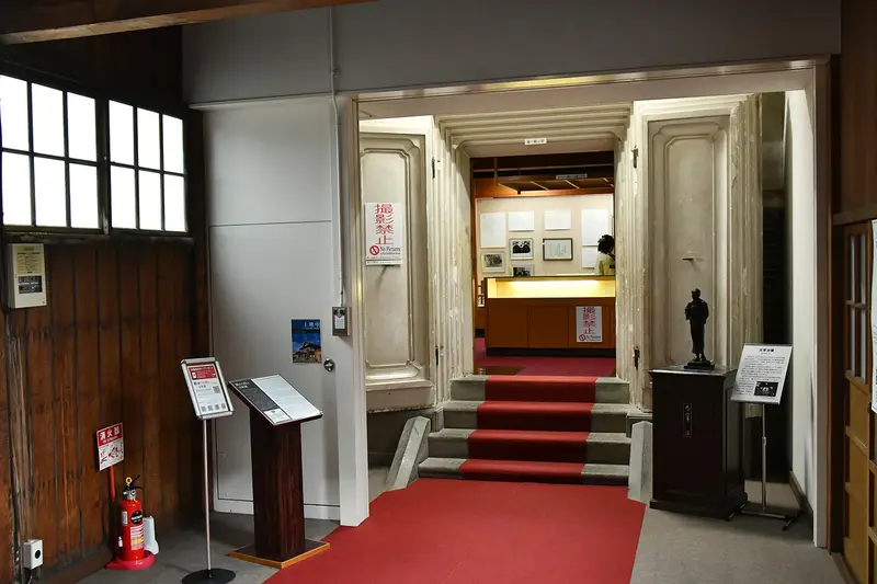 斜陽館文庫蔵展示室內太宰治手稿與遺物
