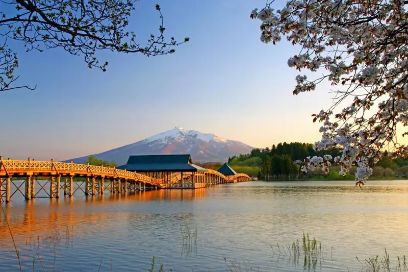 青森恐山靈場荒涼火山地貌與鶴之舞橋示意