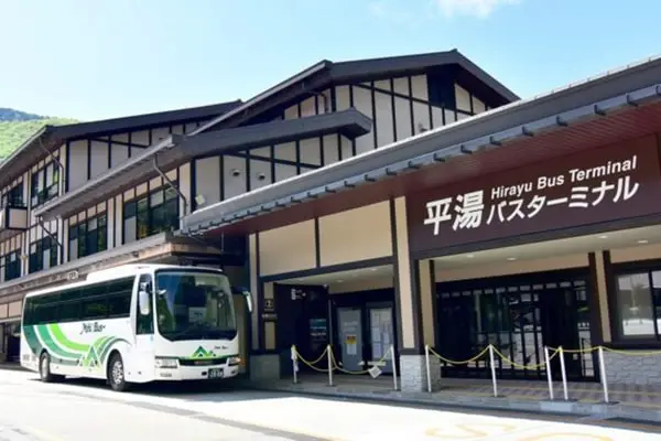 冬季酸ヶ湯温泉巴士站，八甲田号停靠在雪地中