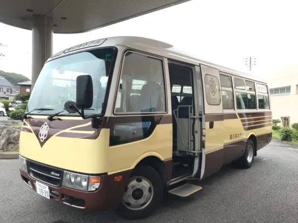 別府站前往鐵輪溫泉街裊裊湯煙與巴士交通示意