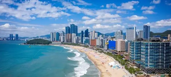 海雲台海灘與 X the Sky 高樓群，白天海景視角