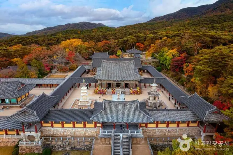 慶州佛國寺古蹟建築，或蔚山大王岩公園海蝕奇岩二選一意象