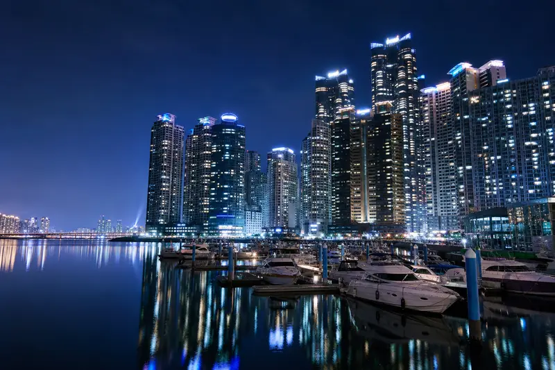 釜山 The Bay 101 夜晚高樓倒影與海雲台夜景。