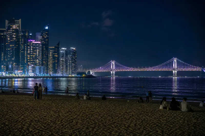 廣安里海水浴場夜晚眺望點燈的廣安大橋。