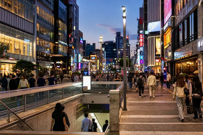 釜山西面商圈夜晚街景與地鐵周邊人潮。