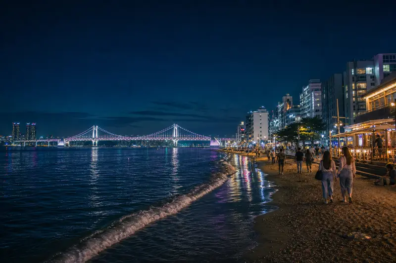 廣安里海灘夜晚可欣賞廣安大橋燈光夜景。