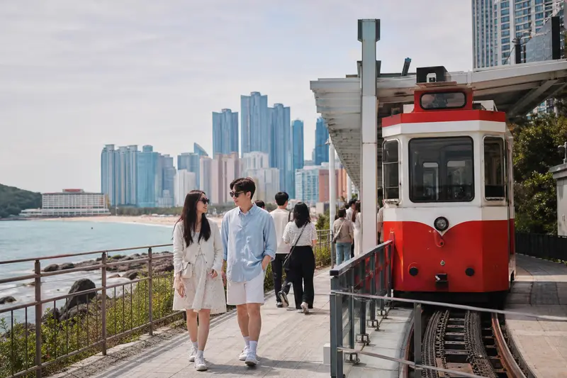海雲台藍線公園尾浦站是搭乘膠囊列車的熱門出發點。