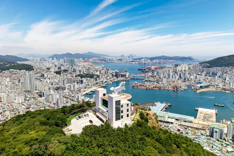 天馬山展望台頂樓俯瞰釜山港與彩色屋原都心 270 度海景