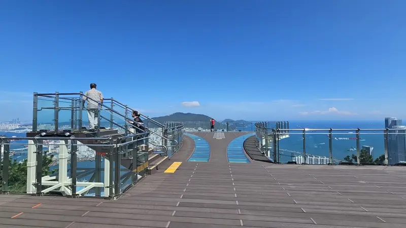 天馬岩上延伸的 32 公尺天空步道特寫