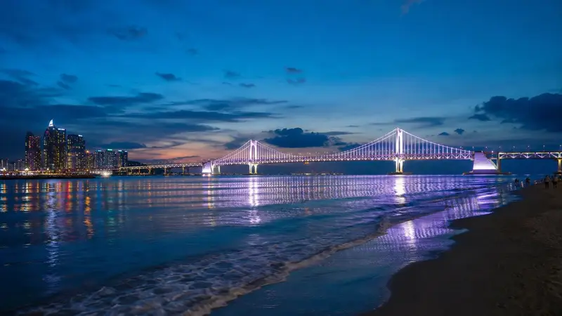 釜山廣安里海灘夜晚可欣賞廣安大橋點燈景色。