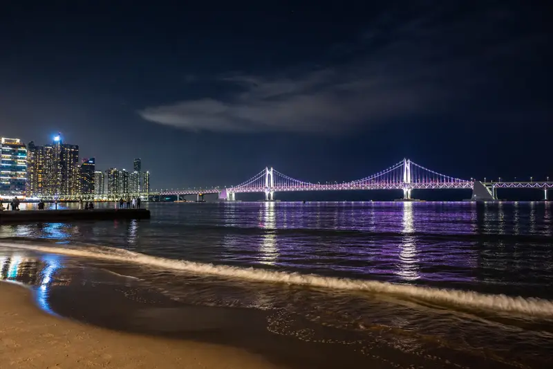 廣安里海邊夜景與廣安大橋燈光倒映海面