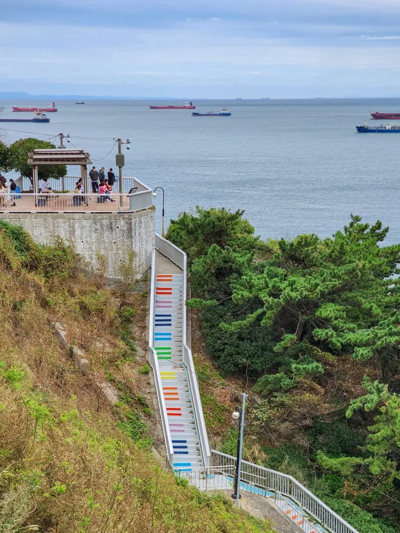 白淺灘彩虹階梯與鋼琴階梯海景