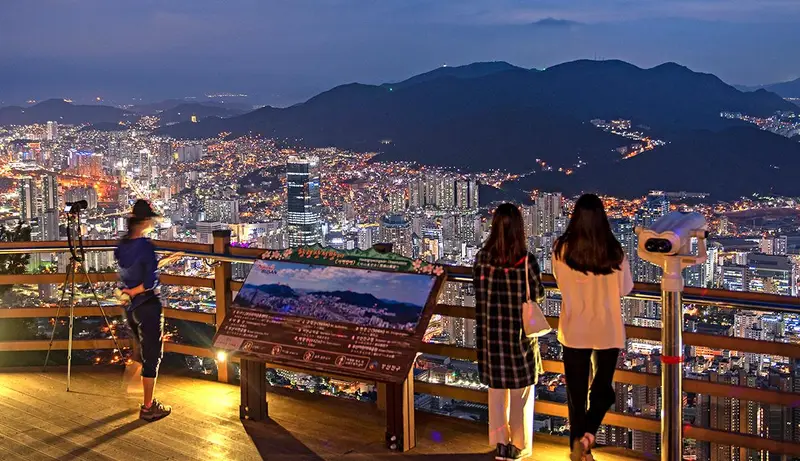 荒嶺山봉수대烽火台與廣安大橋夜景全景