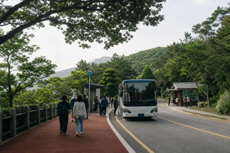 旅人搭乘公車抵達釜山太宗台入口，準備前往太宗寺賞繡球花。