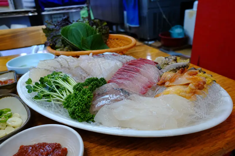 札嘎其市場 2 樓食堂代客料理的生魚片拼盤
