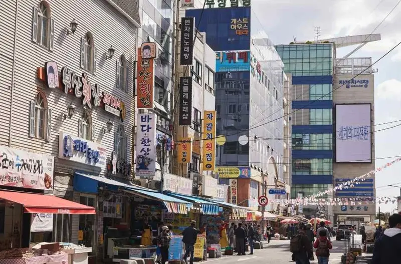 札嘎其站出口與南浦洞商圈街景