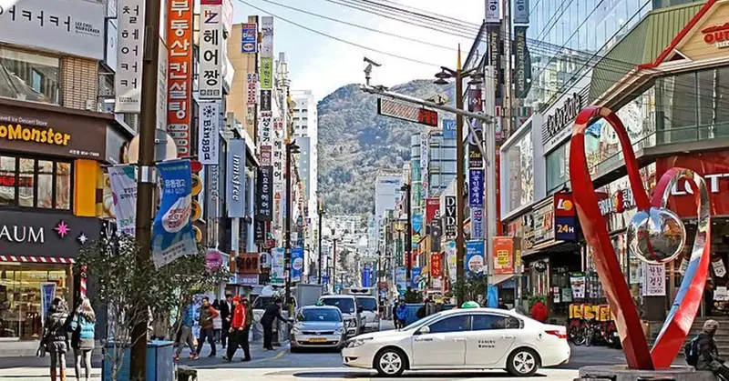 釜山西面商圈熱鬧的購物街與美食巷弄