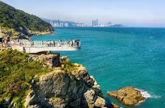 五六島 Skywalk 透明玻璃地板與腳下懸崖海景