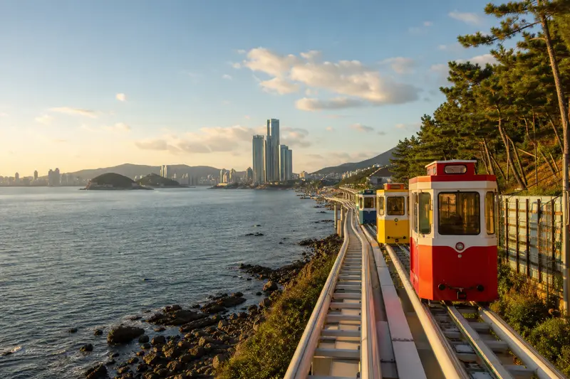 釜山青沙浦海邊的彩色膠囊列車與海岸景色。